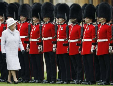 Oι Φρουροί της Βασίλισσας: Το πληρώνει ακριβά όποιος μπαίνει στον δρόμο τους (βίντεο)